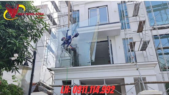Thuê Máy Nâng Kính Hà Thành: Nâng Kính Khổ Lớn An Toàn Tuyệt Đối