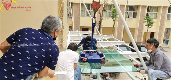 Khi Máy Nâng Kính Được Ra Đời – Cuộc Cách Mạng Lắp Kính Đã Bắt Đầu!